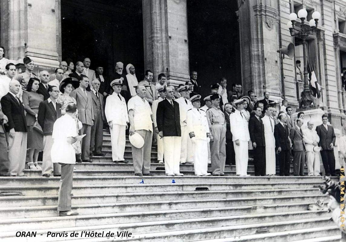 Oran - Place d'Armes - Hotel de Ville - Parvis.jpg